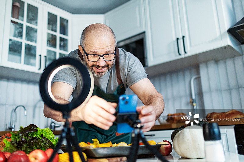 美食博主直播中图片素材
