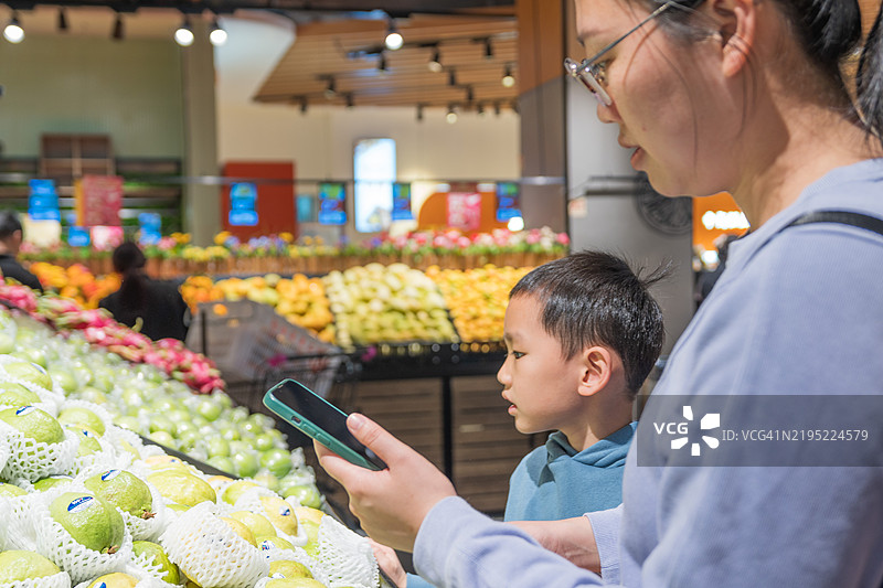 在超市选择商品；从实体店购买商品图片素材