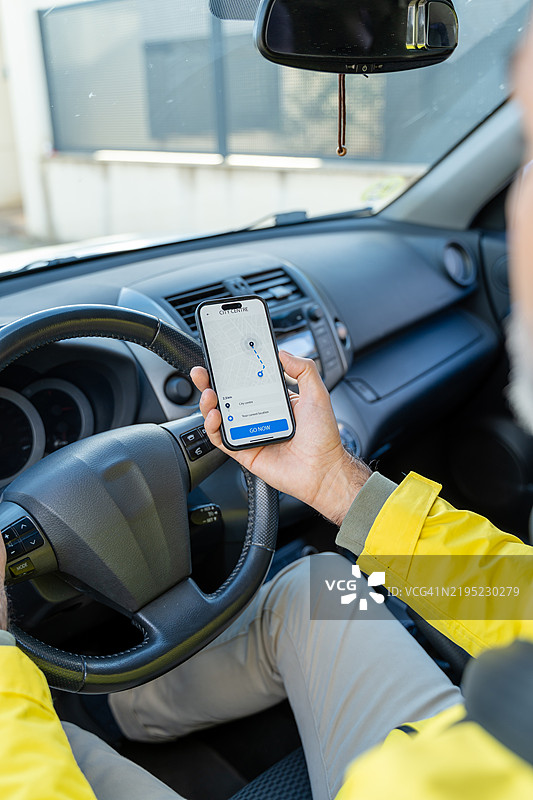 驾驶员在开车时使用智能手机的GPS导航图片素材