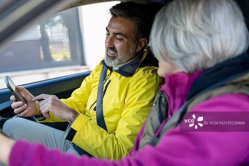 老年夫妇在车内使用智能手机的GPS导航图片素材
