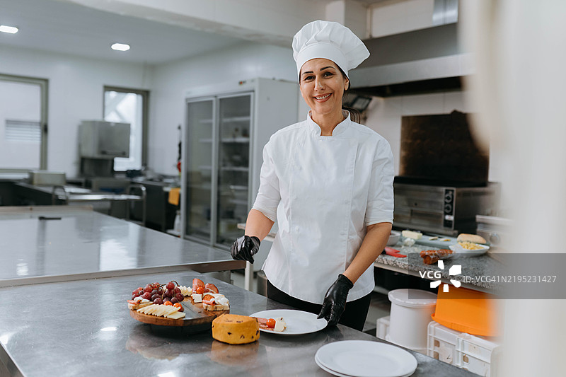 自信女性厨师的肖像图片素材