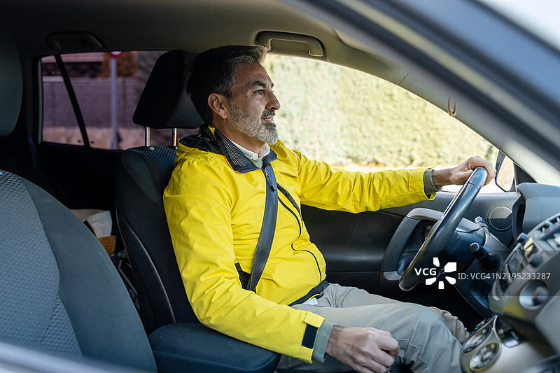 成熟男性驾驶汽车并换挡图片素材