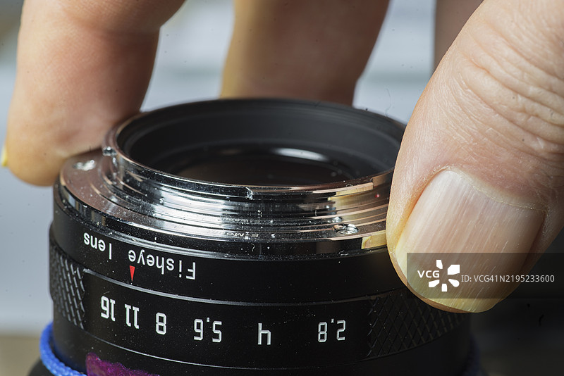 摄影师手持相机镜头图片素材