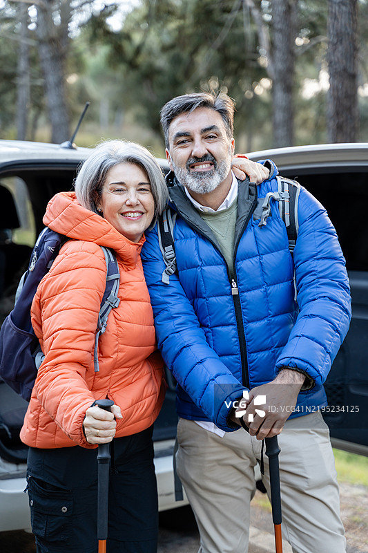 老年夫妇在森林远足前相拥而抱图片素材