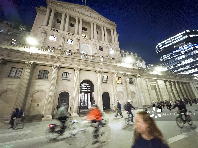 英格兰银行外的通勤者图片素材