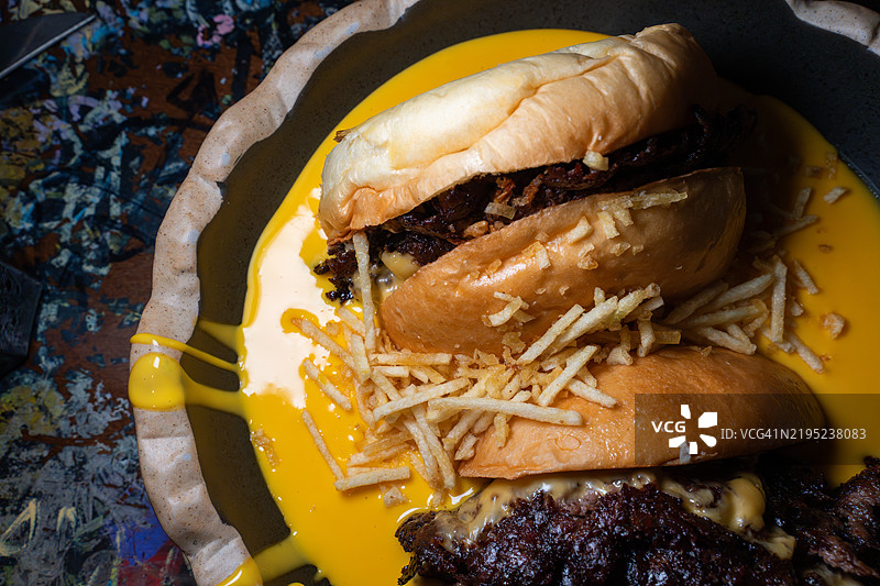 美味的 smashed 汉堡配奶酪汤和脆炸土豆图片素材