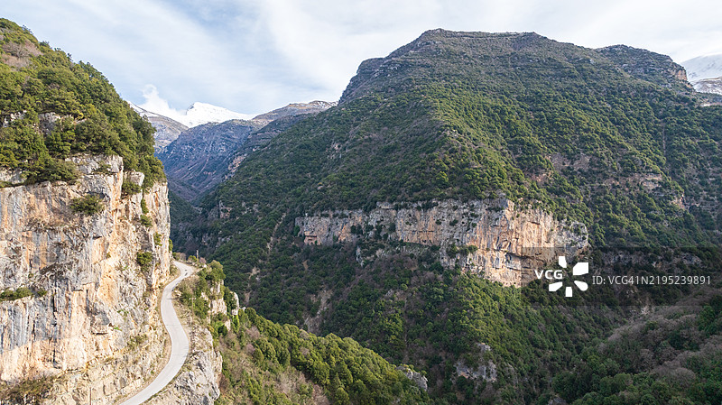 蜿蜒的山路穿过陡峭的悬崖图片素材