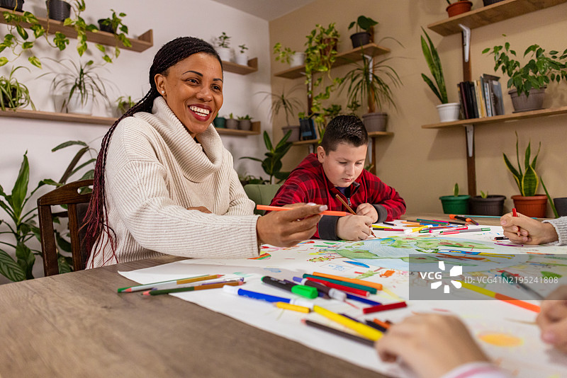 包容性课堂绘制地球日海报图片素材