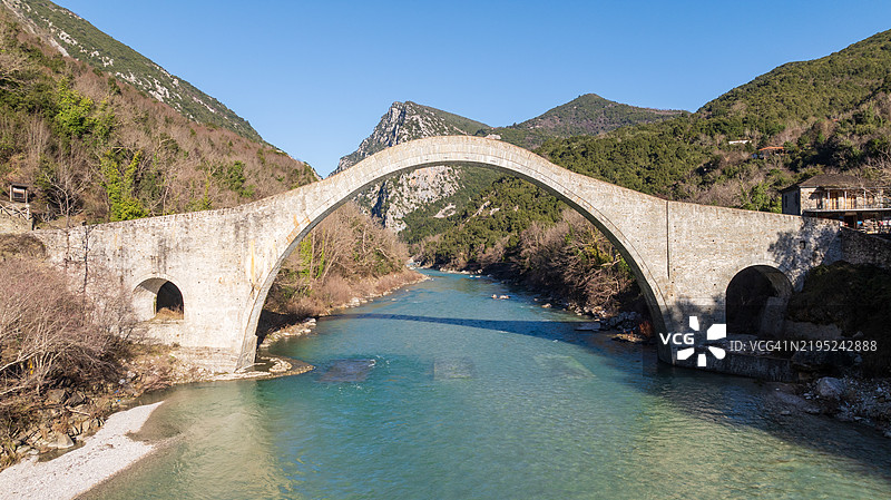 传统希腊石桥横跨碧绿的河流图片素材