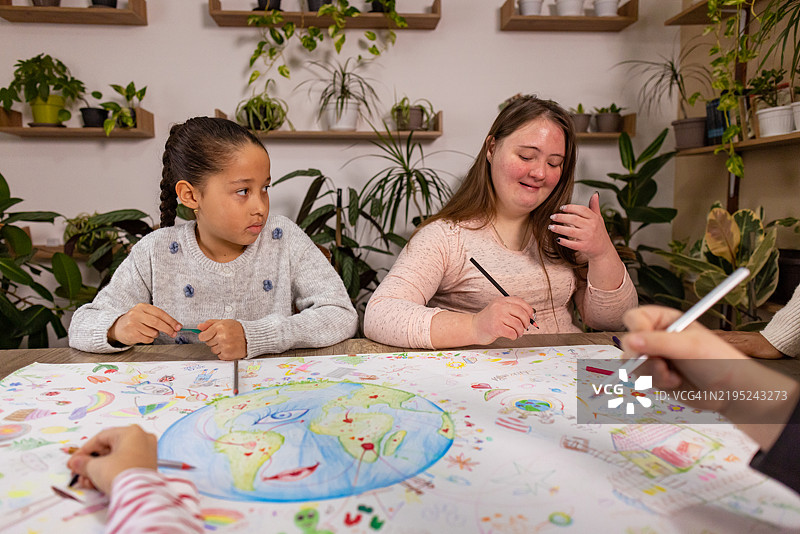 学生们在制作地球日艺术作品图片素材