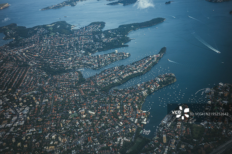 悉尼市中心的城市景观鸟瞰图，建筑物、河流、湖泊和海湾图片素材