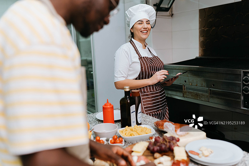 厨师检查他的学生们图片素材