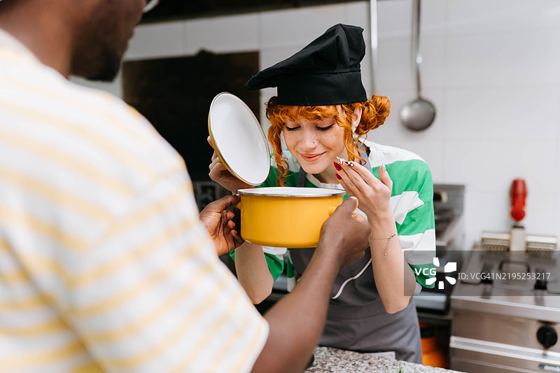 厨师闻着他正在准备的食物。图片素材