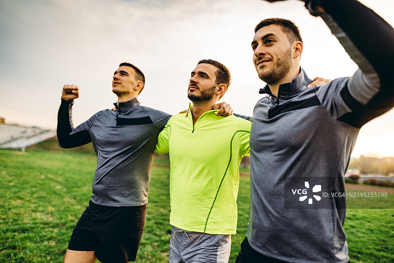 一群人在大自然中慢跑图片素材