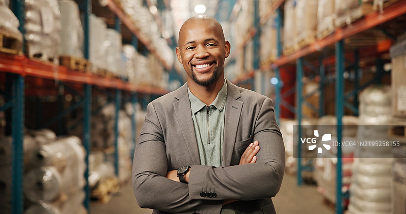 自信的仓库库存管理者的快乐肖像，适用于库存或存货控制。微笑或双臂交叉的男性员工或分销商，适合供应链或分销服务。图片素材