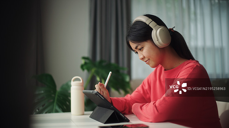 青少年在使用数字平板电脑。图片素材