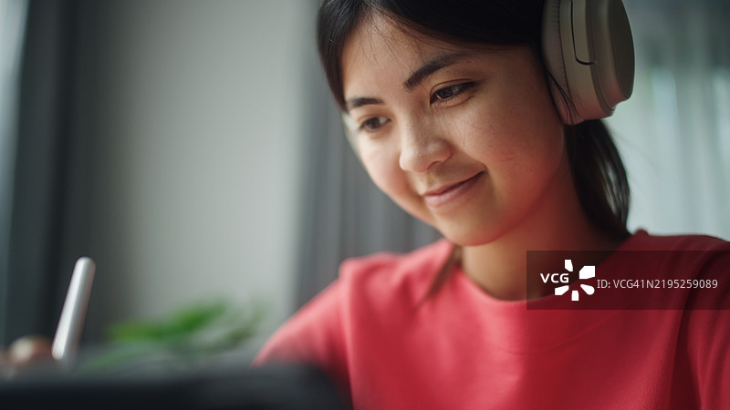 青少年在使用数字平板电脑。图片素材