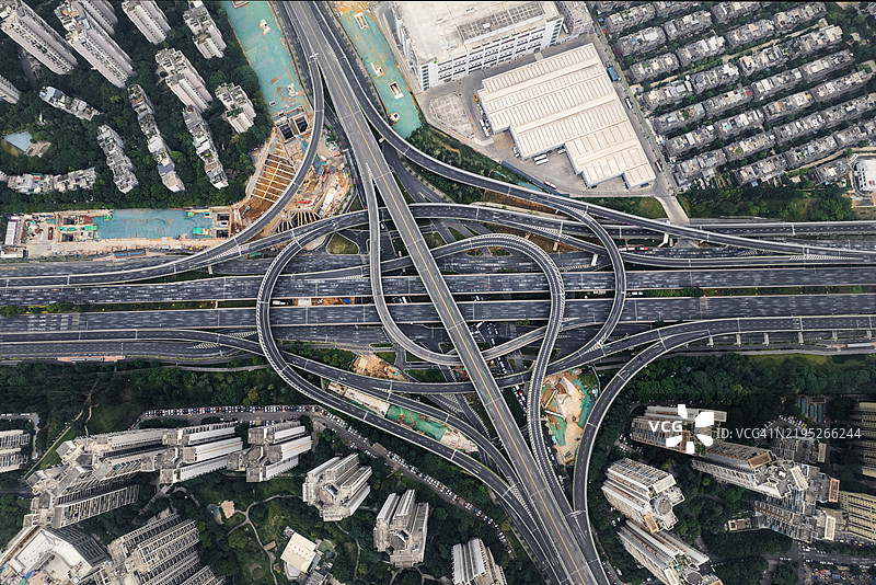俯瞰成都高速公路立交桥的交通流量图片素材