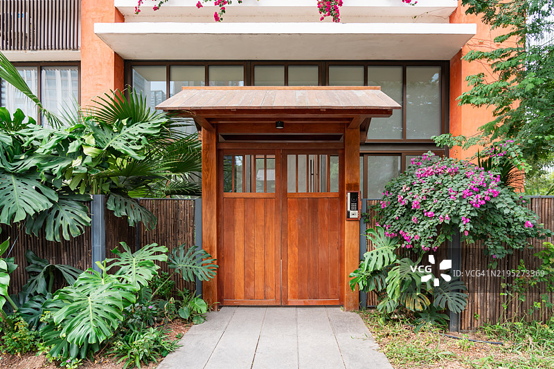 带有绿色植物和密码锁的木门图片素材