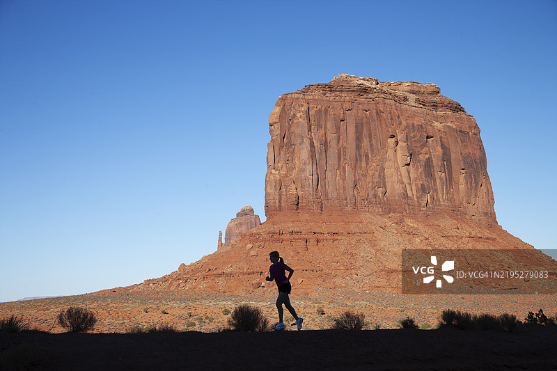 在纪念谷部落公园慢跑的女性。图片素材