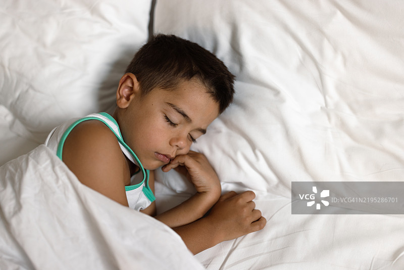 安静的孩子在睡觉图片素材