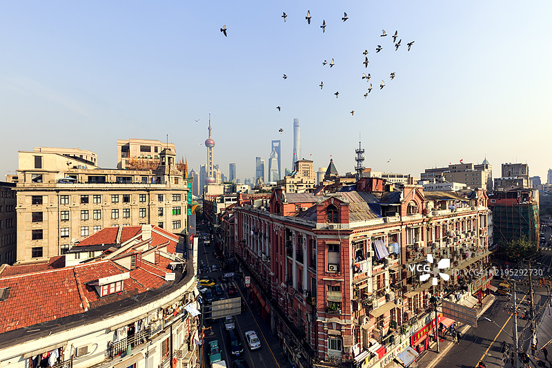 中国上海的老建筑与现代摩天大楼。图片素材