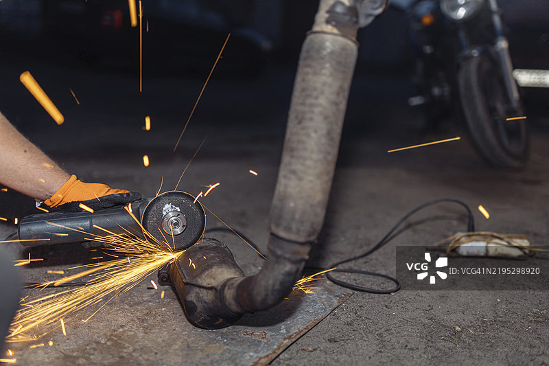 从汽车消声器中切割催化转换器以提取贵金属图片素材