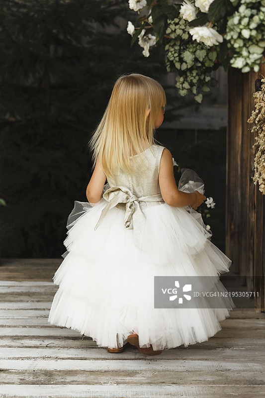 小女孩在乡村风格的门廊上图片素材