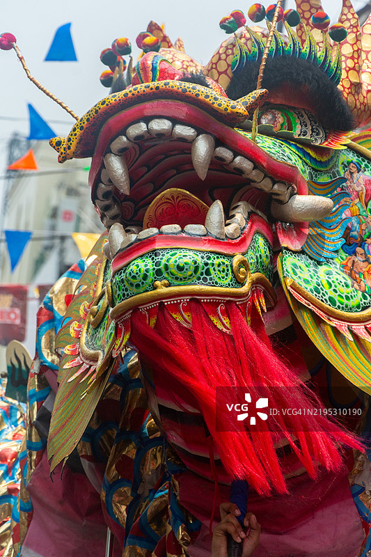在宋干节期间，龙舞穿梭于考山路的节日人群中。图片素材