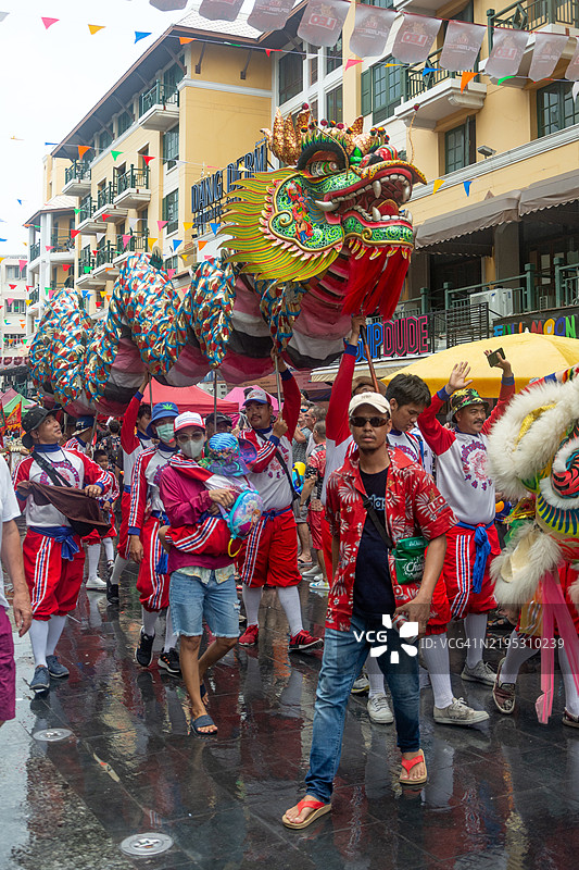 在宋干节期间，龙舞穿梭于考山路的节日人群中。图片素材