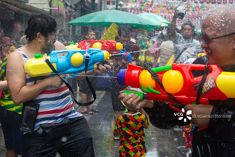 在考山路的人群中，庆祝宋干节时向路人喷洒水。图片素材