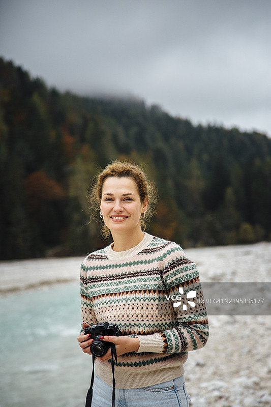 微距拍摄的微笑女性摄影师图片素材