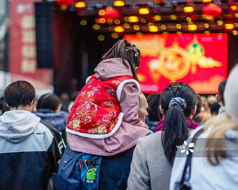 孩子从高处的视角图片素材