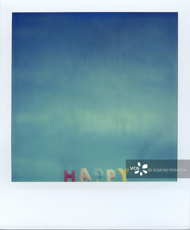 “快乐”这个词的宝丽来照片图片素材