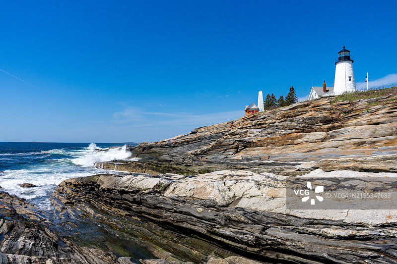 梅因州岩石悬崖上的佩马奎德角灯塔图片素材