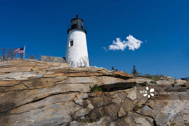 梅因州岩石悬崖上的佩马奎德角灯塔图片素材