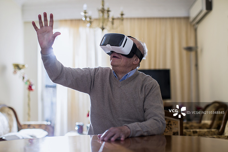 老年人在家体验虚拟现实技术图片素材