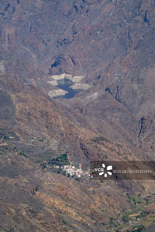 西班牙加那利群岛大加那利岛的El Chorrillo村和半空的Parralillo水坝图片素材