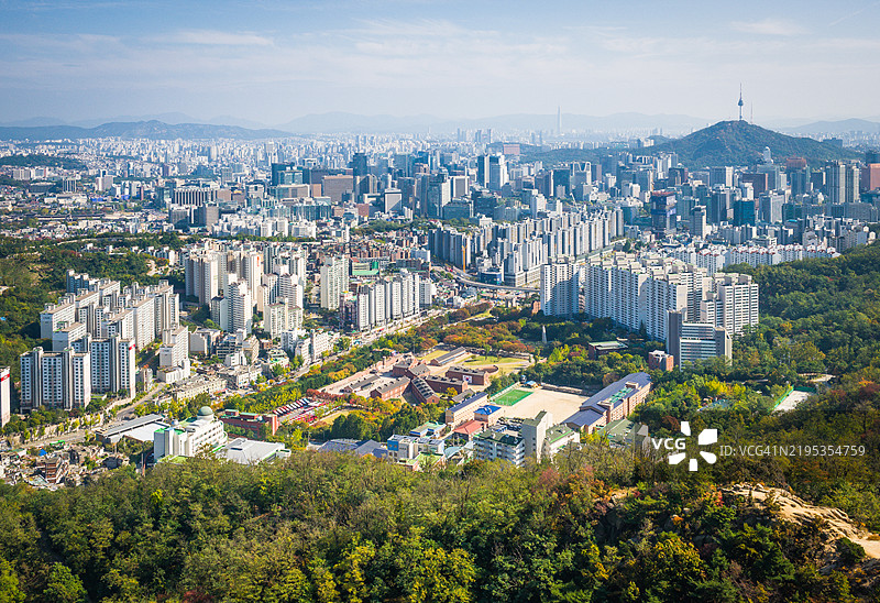 首尔的航拍照片，俯瞰拥挤的城市景观，朝向南山，韩国图片素材