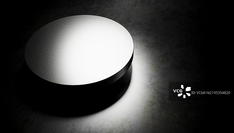 空荡荡的圆形白色舞台在黑暗背景下被聚光灯照亮图片素材