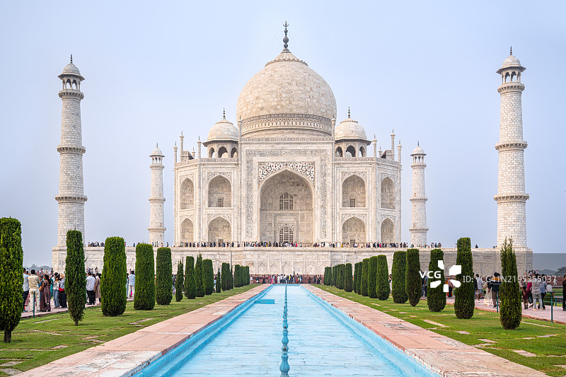 印度阿格拉清晰天气下的泰姬陵壮丽景观图片素材