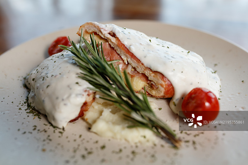 美味的奶油酱填充鸡胸肉配樱桃番茄图片素材