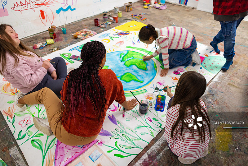 老师指导孩子们进行地球日艺术创作图片素材