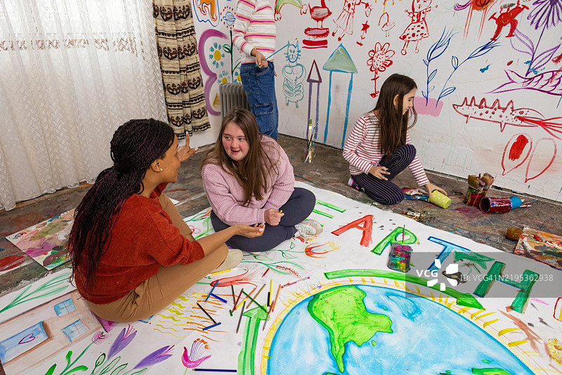 孩子们表达对地球的爱图片素材