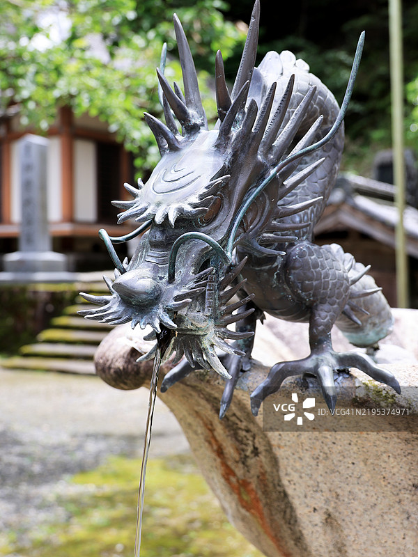 位于日本箕面市箕面国立公园的箕面山龙安寺内的龙喷泉。图片素材