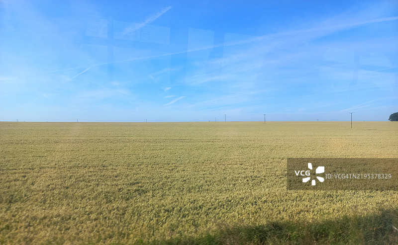 田野与天空的美丽景色图片素材
