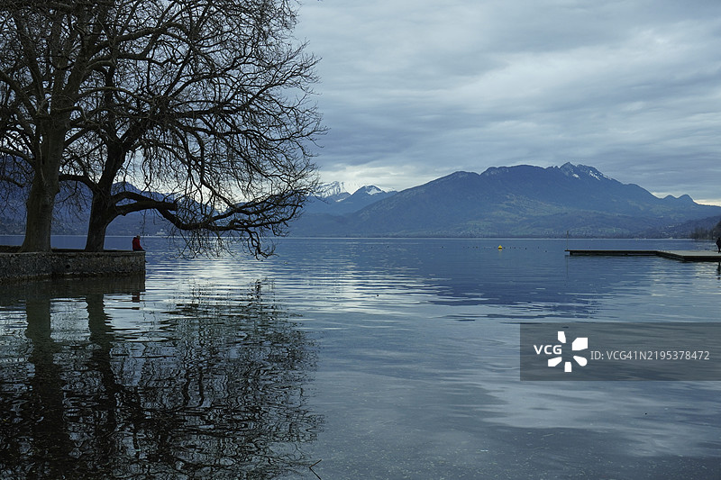 安纳西湖，湖泊与天空的美丽景色图片素材