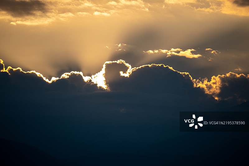 日落时分天空中闪电的低角度视图图片素材