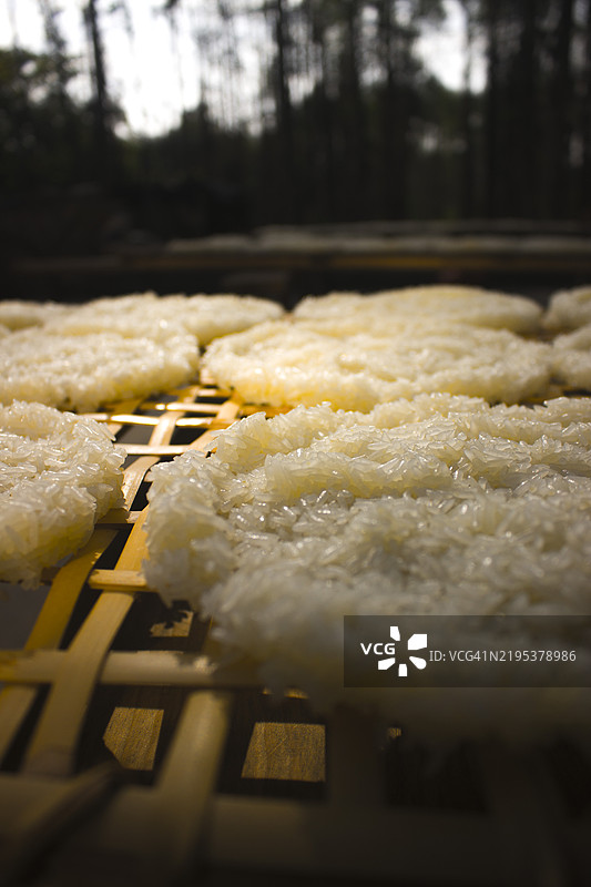 食物在冷却架上的特写镜头图片素材