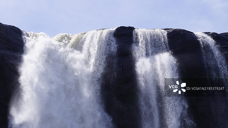 低角度视图的瀑布与天空相映成趣图片素材